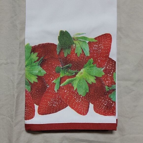 ROOM ESSENTIALS STRAWBERRY KITCHEN TOWEL - NEW WITH TAGS! - Picture 2 of 6